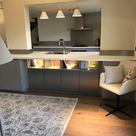 Apartment Centre *